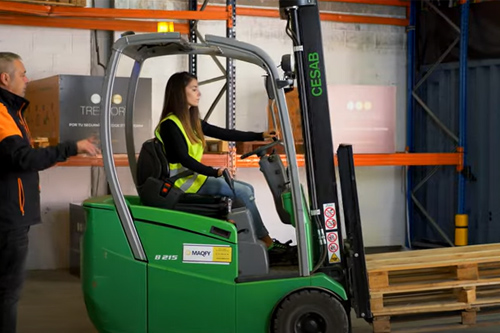 Alumna de curso carretillero en Valencia realizando práctica con caretilla frontal