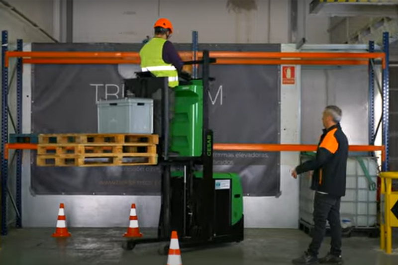 Alumno realizando prácticas con instructor