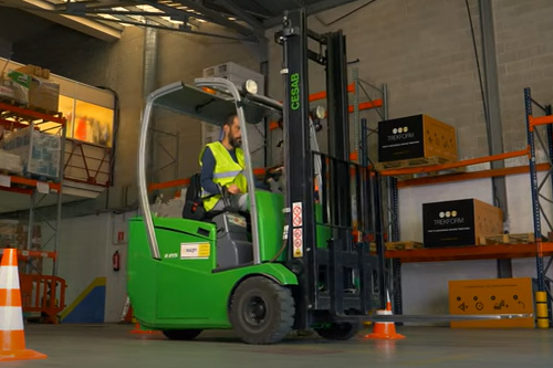 Alumno del curso de carretillero realizando ejercicios prácticos en Trekform Valencia.