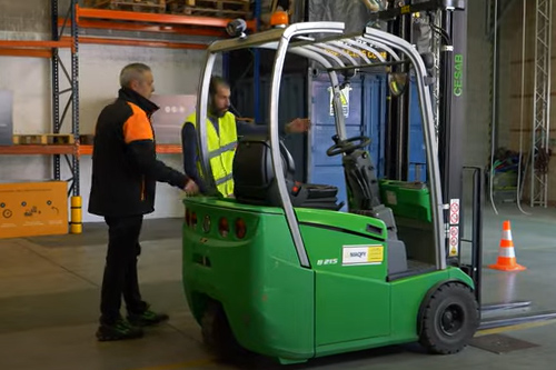 instructor y alumno realizando ejercicios prácticos del curso