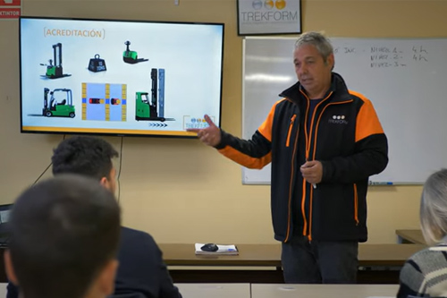 Profesor impartiendo clase teórica en Valencia