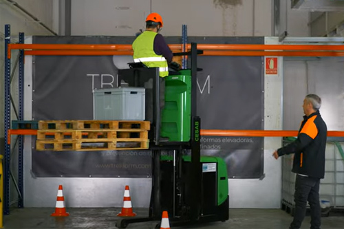 practicando situaciones reales con profesor del curso de carretillero en valencia