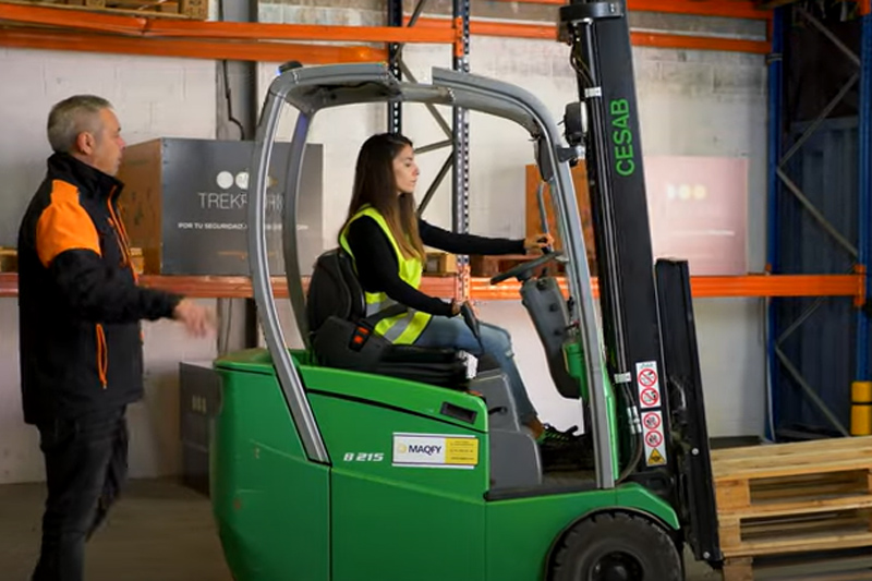 Alumna en simulación de situaciones reales que se puede encontrar en una jornada laboral.